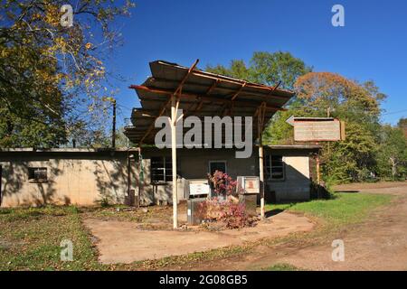 Stazione di benzina abbandonata, Texas orientale rurale Foto Stock