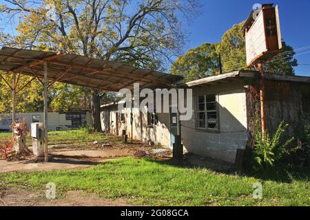 Stazione di benzina abbandonata, Texas orientale rurale Foto Stock