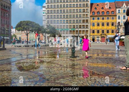 Wroclaw, Polonia - 09 luglio 2018: Fontana nana sulla Piazza del mercato di Wroclaw, Polonia Foto Stock