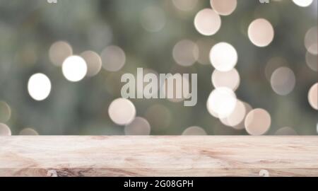 Ripiano in legno su sfocatura bokeh sfondo chiaro. Piano tavolo vuoto in legno, bancone per prodotti da esposizione per promozione. Foto Stock
