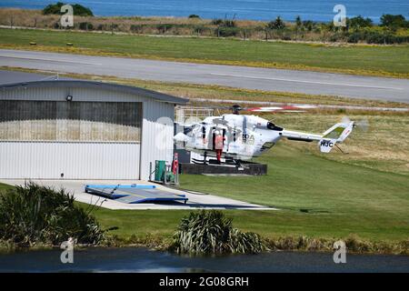 GREYMOUTH, NUOVA ZELANDA, 15 GENNAIO 2021: Un elicottero di salvataggio e un equipaggio si esercitano in operazioni di salvataggio all'aeroporto di Greymouth Foto Stock