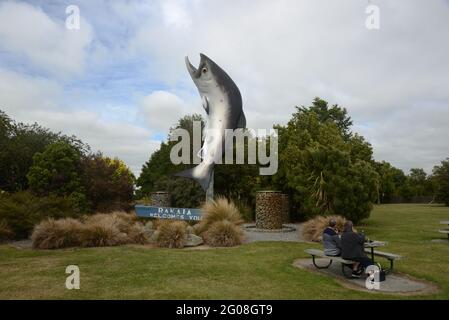 L'iconica statua della trota a Rakaia, Nuova Zelanda, accoglie i pescatori nel vicino fiume Rakaia Foto Stock