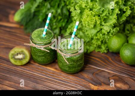 Bottiglie di cocktail di aloe vera. Concetto sano di cibo e bevande. Foto Stock