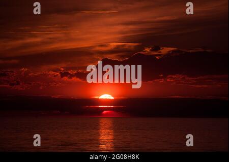 Tramonto rosso sul lago Superior, Michigan settentrionale, Stati Uniti Foto Stock