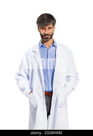 Bel medico o scienziato di mezza età in un camice bianco da laboratorio in piedi con le mani in tasche guardando la fotocamera isolata su bianco in una vista frontale Foto Stock