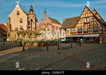 FRANCIA, ALTO RENO (68), EGUISHEIM, PLACE DU CHATEAU SAINT-LEON, CASTELLO DEI CONTI, FONTANA E CAPPELLA SAINT-LEON IX Foto Stock