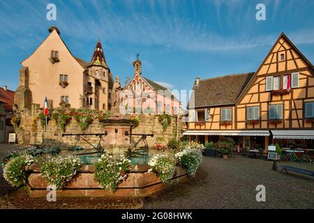 FRANCIA, ALTO RENO (68), EGUISHEIM, PLACE DU CHATEAU SAINT-LEON, CASTELLO DEI CONTI, FONTANA E CAPPELLA SAINT-LEON IX Foto Stock