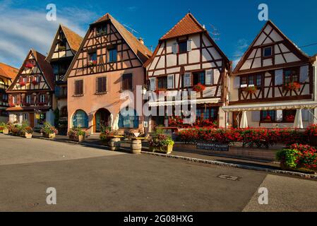 FRANCIA, BAS-RHIN (67), DAMBACH-LA-VILLE, PLACE DU MARCHE, ALLINEAMENTO DI CASE ALSAZIANE A GRATICCIO Foto Stock