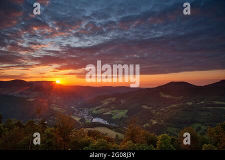 VALLEE DE LA WEISS ET HACHIMETTE AU LEVER DU SOLEIL, LAPOUTROIE, ALTO RENO (68) FRANCIA Foto Stock