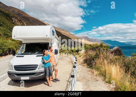 Camper camper camper viaggio su strada in Nuova Zelanda. Giovane coppia in vacanza avventura di viaggio. Due turisti che guardano al Lago Pukaki e alle montagne Foto Stock