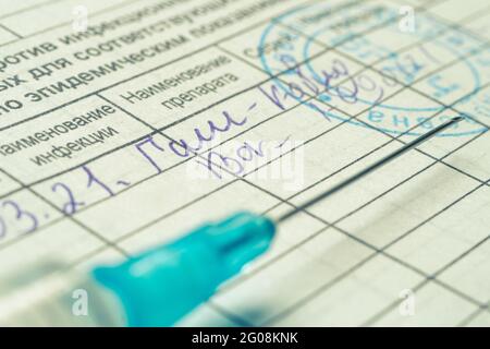 Certificato di vaccinazione in Russia. Traduzione dal russo: Vaccinazioni contro le malattie infettive per indicazioni epidemiche, nome del farmaco, nome Foto Stock