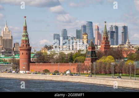 Mosca, Russia - 05 maggio 2021: Torri del Cremlino e grattacieli della città di Mosca in primavera mattina. Il contrasto dell'architettura di Mosca con vista da Bo Foto Stock