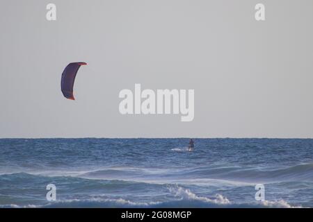 Kitesurf surfer sulla spiaggia di Tel Aviv Foto Stock