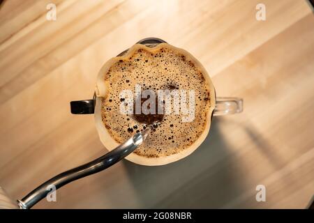 Preparazione del caffè con il metodo di versamento dall'alto Foto Stock