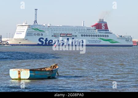 Stena Line traghetto Stena Hollandica passando Felixstowe Docks sulla rotta per Parkstone Quay. Foto Stock
