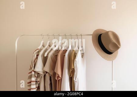 Rack con eleganti abiti estivi da donna. Concept per negozi, bellezza, moda. Foto Stock