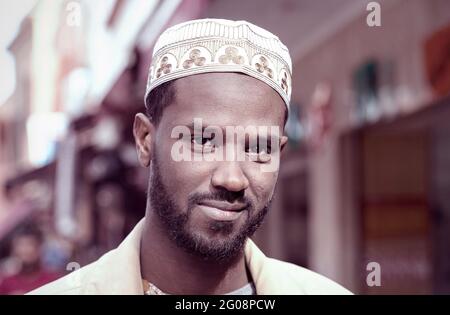 MARRAKECH - DEC 30: Ritratto di un uomo allegro marocchino non identificato in una strada di Marrakech, dicembre 2017 in Marocco, Africa del Nord Foto Stock