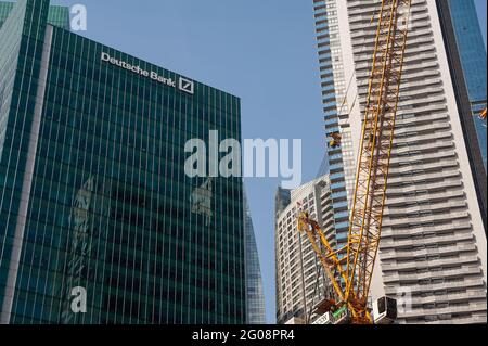 25.05.2021, Singapore, Repubblica di Singapore, Asia - gru da costruzione nel cantiere nel quartiere finanziario e finanziario centrale durante la corona. Foto Stock