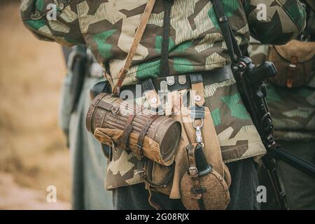 Tedesco Wehrmacht Fanteria Soldier's attrezzatura militare della seconda guerra mondiale Custodia anti-gas o maschera per gas conservazione su Soldier Foto Stock