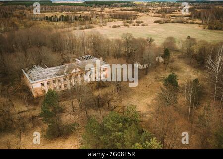 Bielorussia. Veduta aerea dell'ex edificio amministrativo abbandonato nella zona di Chernobyl. Catastrofi nucleari del Chornobyl. La Camera in è dilapida Foto Stock