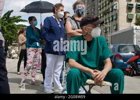 Non esclusivo: CARACAS,VENEZUELA - 1 GIUGNO: Le persone arrivano all'Hotel Alba nel comune di Libertador, per ricevere una dose di Covid-19 durante il Mass Vaci Foto Stock