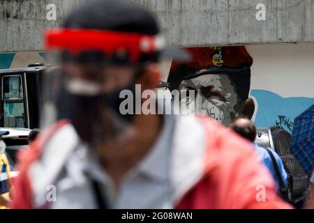 Non esclusivo: CARACAS,VENEZUELA - 1 GIUGNO: Le persone arrivano all'Hotel Alba nel comune di Libertador, per ricevere una dose di Covid-19 durante il Mass Vaci Foto Stock