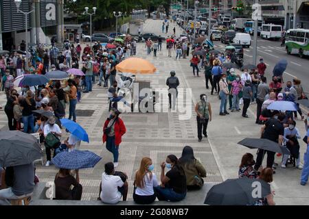 Non esclusivo: CARACAS,VENEZUELA - 1 GIUGNO: Le persone arrivano all'Hotel Alba nel comune di Libertador, per ricevere una dose di Covid-19 durante il Mass Vaci Foto Stock