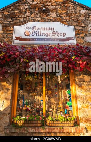 Hahndorf, Adelaide Hills, Australia del Sud - 24 Aprile 2021: Vista del Villaggio Tedesco Shopfront dalla strada principale di Hahndorf durante la stagione autunnale Foto Stock