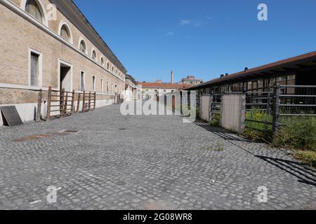 ESTERNO DI UN PADIGLIONE CON RECINZIONI ANIMALI ALL'INTERNO DELL'EX MACELLO Foto Stock