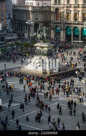 Milano, Italia, 3 marzo 2019 - veduta panoramica della piazza del Duomo di domenica pomeriggio - monumento alla statua di Vittorio Emanuele Foto Stock