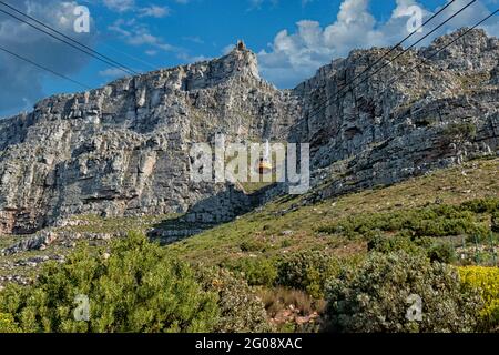 Table Mountain funivia e sentiero escursionistico con turisti ascendenti Table Mountain, Città del Capo, Sud Africa Foto Stock