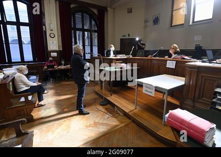 La presidente di corte Manuela Cadelli (R) e l'accusato René Tonneaux e sua moglie hanno raffigurato durante l'inizio del processo di Tonneaux per il publ embezzante Foto Stock