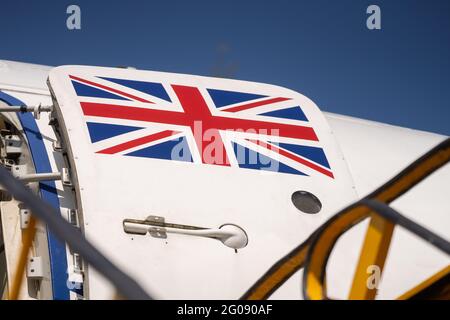 Bandiera Union Jack dipinta sulla porta aperta di un aereo tranporter RAF decommissionato. Velivolo bianco con bandiera rossa bianca e blu VIP nel Regno Unito Foto Stock