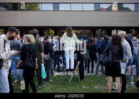 Bologna, ITALIA. 02 giugno 2021. Prima vaccinazione "open day" a Bologna all'interno del centro vaccinale della fiera (dalle 8 alle 19): Inizialmente erano disponibili 1,200 dosi di Johnson & Johnson, ma data l'incredibile affluenza registrata, sono disponibili altre 1,200 dosi disponibili. Alle 6 del mattino ci sono già mille presenti in attesa due ore prima, mentre alle 7, la linea è quasi un chilometro. Momenti di tensione sulla soglia del mozzo del vaccino, dove ogni distanza di sicurezza salta e l'accesso è confusionario. Credit: Massimiliano Donati/Alamy Live News Foto Stock