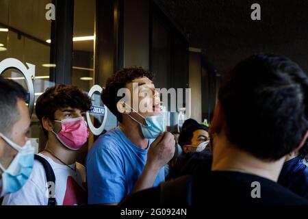 Bologna, ITALIA. 02 giugno 2021. Prima vaccinazione "open day" a Bologna all'interno del centro vaccinale della fiera (dalle 8 alle 19): Inizialmente erano disponibili 1,200 dosi di Johnson & Johnson, ma data l'incredibile affluenza registrata, sono disponibili altre 1,200 dosi disponibili. Alle 6 del mattino ci sono già mille presenti in attesa due ore prima, mentre alle 7, la linea è quasi un chilometro. Momenti di tensione sulla soglia del mozzo del vaccino, dove ogni distanza di sicurezza salta e l'accesso è confusionario. Credit: Massimiliano Donati/Alamy Live News Foto Stock