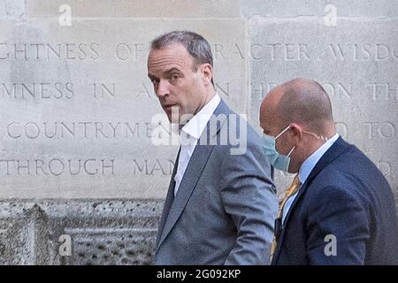 Il Segretario di Stato per gli affari esteri, del commonwealth e dello sviluppo Dominic Rabb, arriva alle spalle di Downing Street il 2 giugno 2021 Foto Stock