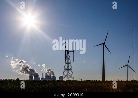 Campo di prova per turbine eoliche, sullo sfondo la centrale elettrica lignite di Frimmersdorf Foto Stock