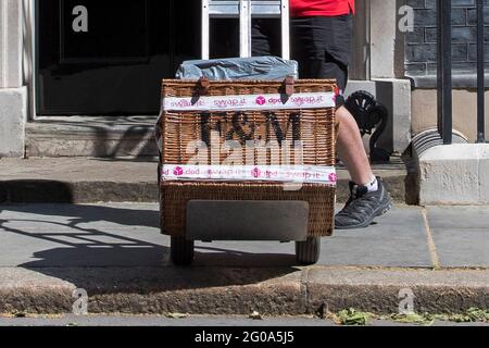 Un grande hamper Fortnum e Mason viene consegnato a Downing Street il 2 giugno 2021, pochi giorni dopo prime Minster Boris Johnson e Carrie Symonds Foto Stock