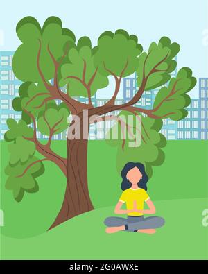 Donna che fa yoga in natura, vettore. La ragazza si siede nella posizione del loto sotto l'albero. La giovane donna medita e si rilassa nel parco all'aperto. Illustrazione Vettoriale