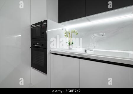 Lussuosa cucina in marmo bianco e nero Foto Stock