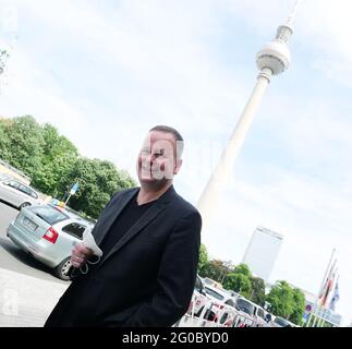 Berlino, Germania. 01 Giugno 2021. Il senatore della cultura Klaus Lederer si trova di fronte al Rotes Rathaus durante il lancio della Berlin Pride Summer. Credit: XAMAX/dpa/Alamy Live News Foto Stock