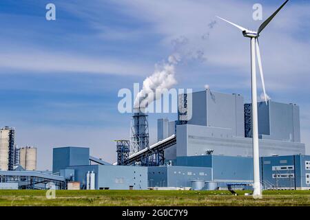 Una vista esterna del data center di Google a Eemshaven, Paesi Bassi, il 1° giugno 2021. Google sta spostando i workload tra i data center per potenziare l'utilizzo delle energie rinnovabili, spostando l'elaborazione dei dati per i video di YouTube e le foto di Google in luoghi dove l'energia verde è abbondante. Si tratta di uno sviluppo che crea nuove e potenti opportunità per creare applicazioni cloud ecologiche alimentate da energia solare, eolica e geotermica. Foto di Robin Utrecht/ABACAPRESS.COM Foto Stock
