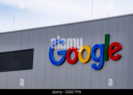 Una vista esterna del data center di Google a Eemshaven, Paesi Bassi, il 1° giugno 2021. Google sta spostando i workload tra i data center per potenziare l'utilizzo delle energie rinnovabili, spostando l'elaborazione dei dati per i video di YouTube e le foto di Google in luoghi dove l'energia verde è abbondante. Si tratta di uno sviluppo che crea nuove e potenti opportunità per creare applicazioni cloud ecologiche alimentate da energia solare, eolica e geotermica. Foto di Robin Utrecht/ABACAPRESS.COM Foto Stock