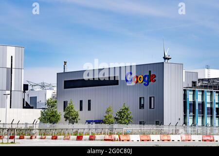 Una vista esterna del data center di Google a Eemshaven, Paesi Bassi, il 1° giugno 2021. Google sta spostando i workload tra i data center per potenziare l'utilizzo delle energie rinnovabili, spostando l'elaborazione dei dati per i video di YouTube e le foto di Google in luoghi dove l'energia verde è abbondante. Si tratta di uno sviluppo che crea nuove e potenti opportunità per creare applicazioni cloud ecologiche alimentate da energia solare, eolica e geotermica. Foto di Robin Utrecht/ABACAPRESS.COM Foto Stock