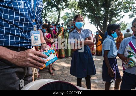 Nabinnagar, India – 03/11/2020: Il campo medico libero mirato ad aiutare gli abitanti del villaggio, durante la pandemia di coronavirus da parte della forza di sicurezza di confine indiana. Foto Stock