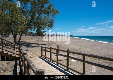 Passerella in legno per scendere alla sola spiaggia della città di Bolnuevo, a Mazarron, Murcia, Spagna Foto Stock