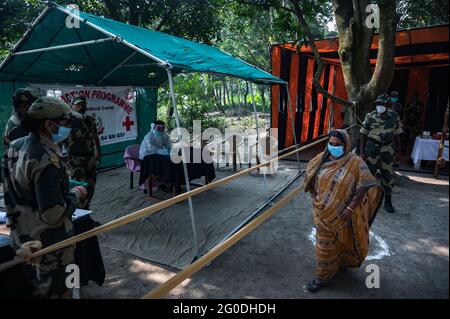 Nabinnagar, India – 03/11/2020: Il campo medico libero mirato ad aiutare gli abitanti del villaggio, durante la pandemia di coronavirus da parte della forza di sicurezza di confine indiana. Foto Stock