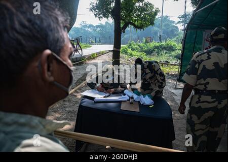 Nabinnagar, India – 03/11/2020: Il campo medico libero mirato ad aiutare gli abitanti del villaggio, durante la pandemia di coronavirus da parte della forza di sicurezza di confine indiana. Foto Stock