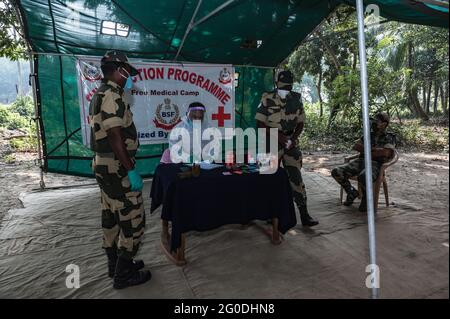 Nabinnagar, India – 03/11/2020: Il campo medico libero mirato ad aiutare gli abitanti del villaggio, durante la pandemia di coronavirus da parte della forza di sicurezza di confine indiana. Foto Stock