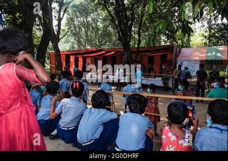 Nabinnagar, India – 03/11/2020: Il campo medico libero mirato ad aiutare gli abitanti del villaggio, durante la pandemia di coronavirus da parte della forza di sicurezza di confine indiana. Foto Stock